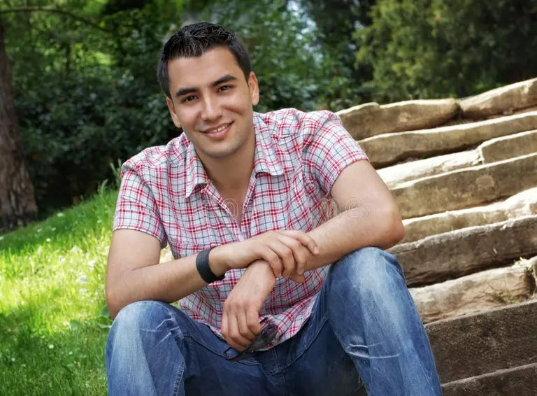 files/hombres-jovenes-felices-19001592.webp